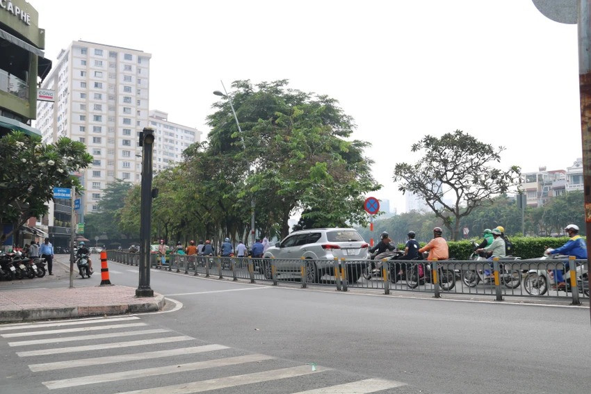 Dải phân cách trên đường Trường Sa (quận Phú Nhuận) cũng phát huy hiệu quả, góp phần giảm ùn ứ giao thông.