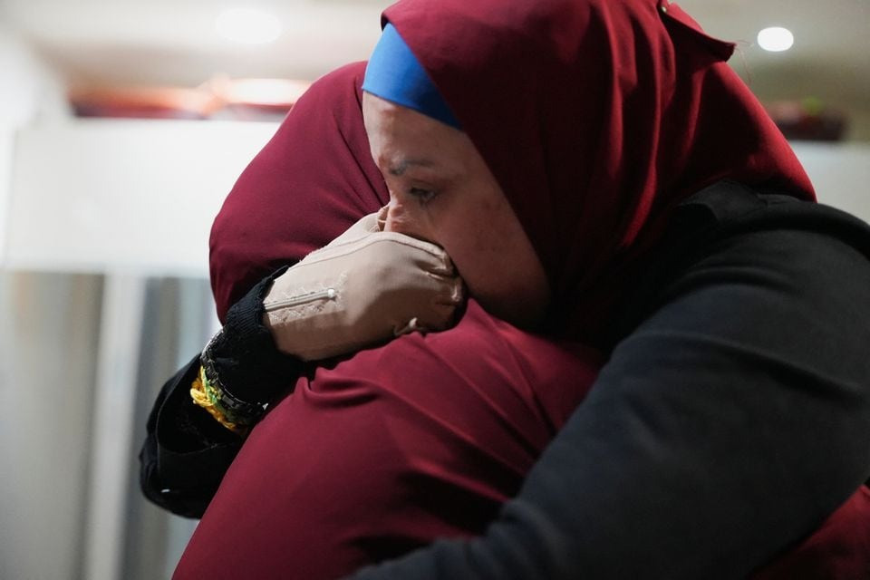 Một tù nhân Palestine ôm chặt người thân sau khi được thả. Ảnh: Reuters Một tù nhân Palestine ôm chặt người thân sau khi được thả. Ảnh: Reuters