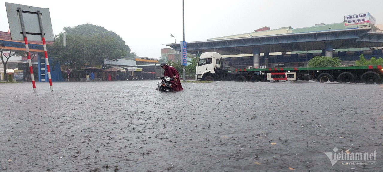 Nước ngập hơn 0,5m khiến người đi đường gặp khó khăn. Nước ngập hơn 0,5m khiến người đi đường gặp khó khăn.
