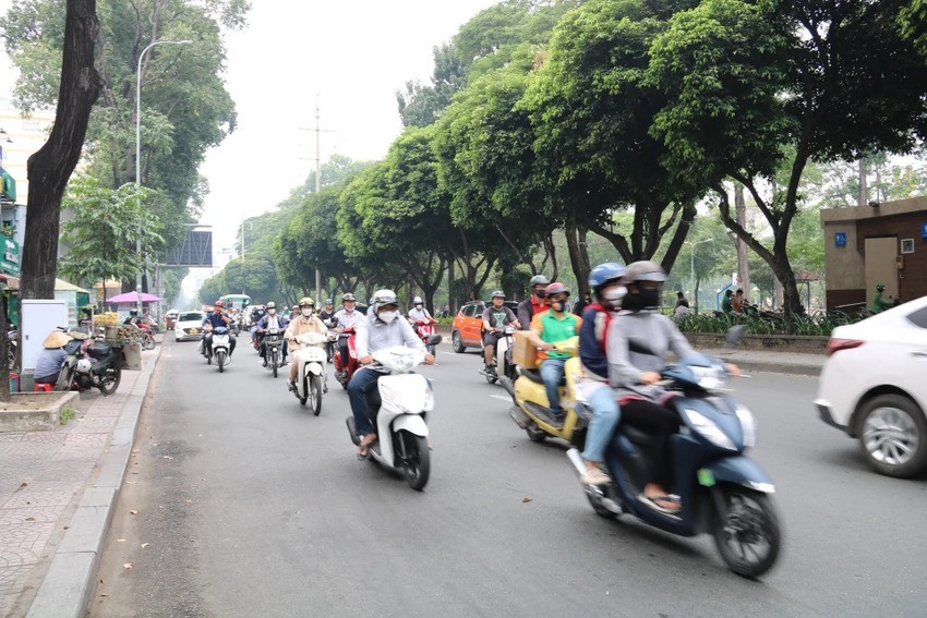Các phương tiện lưu thông trên đường Điện Biên Phủ đều giảm tốc độ, để nhường đường cho các xe rẽ vào đường Mạc Đĩnh Chi.