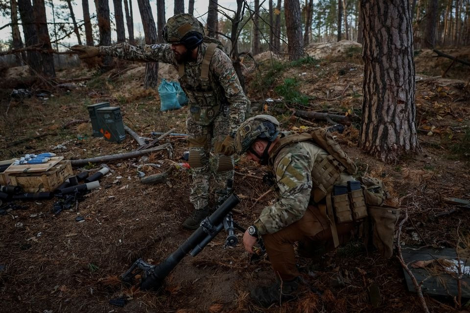 Các binh sĩ Lữ đoàn cơ giới số 67 nạp đạn chuẩn bị khai hỏa. Ảnh: Reuters Các binh sĩ Lữ đoàn cơ giới số 67 nạp đạn chuẩn bị khai hỏa. Ảnh: Reuters