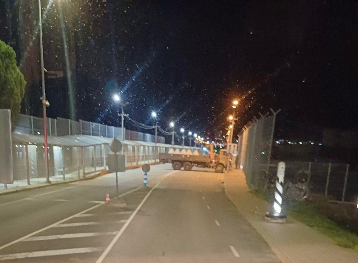 Những khối bê tông kiểu răng rồng được đưa đến biên giới Estonia. Ảnh: Facebook Những khối bê tông kiểu răng rồng được đưa đến biên giới Estonia. Ảnh: Facebook