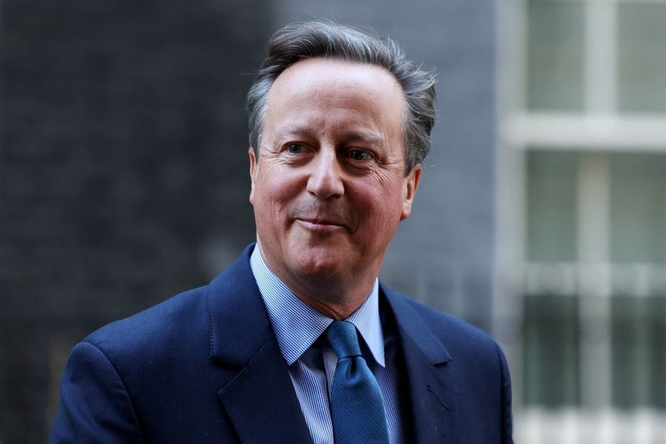 Cựu Thủ tướng Anh David Cameron bên ngoài căn nhà Số 10 Phố Downing (London) ngày 13/11. Ảnh: Reuters Cựu Thủ tướng Anh David Cameron bên ngoài căn nhà Số 10 Phố Downing (London) ngày 13/11. Ảnh: Reuters