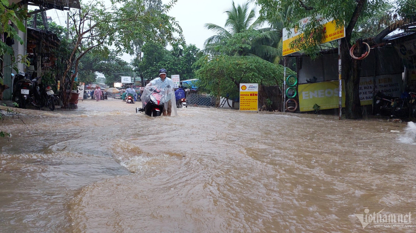 Trong khi đó, đường Âu Cơ (đoạn trước chợ Thanh Vinh) nước đục chảy cuồn cuộn. Người dân phải căng dây cảnh báo. Bên trong chợ Thanh Vinh, nước ngập sâu hơn 0,3m, các tiểu thương buôn bán tất bật di chuyển đồ đạc lên cao. Trong ảnh: Đường Âu Cơ đoạn chợ Thanh Vinh ngập sâu. Trong khi đó, đường Âu Cơ (đoạn trước chợ Thanh Vinh) nước đục chảy cuồn cuộn. Người dân phải căng dây cảnh báo. Bên trong chợ Thanh Vinh, nước ngập sâu hơn 0,3m, các tiểu thương buôn bán tất bật di chuyển đồ đạc lên cao. Trong ảnh: Đường Âu Cơ đoạn chợ Thanh Vinh ngập sâu.
