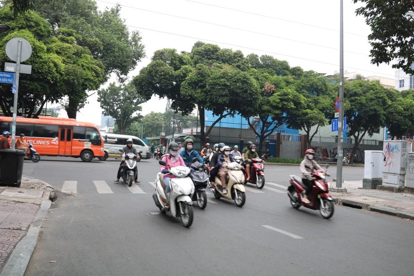 Các xe từ hướng đường Phan Liêm đều quan sát kỹ trước khi rẽ.