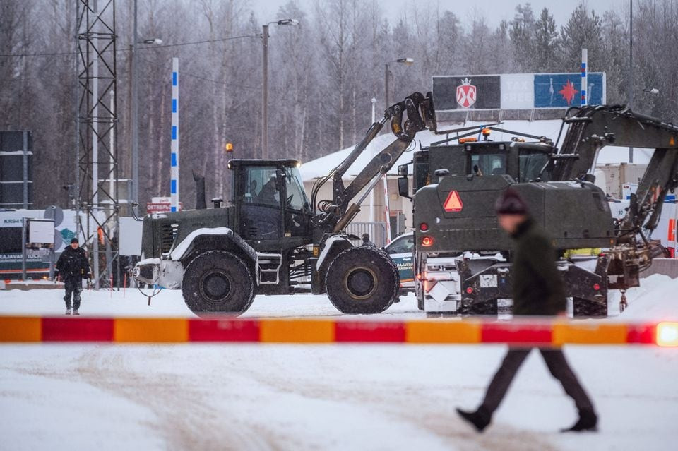 Phương tiện của lực lượng Phòng vệ Phần Lan ở cửa khẩu Vartius ngày 19/11. Ảnh: Reuters