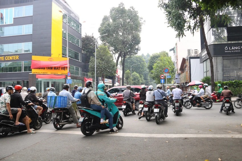 Giao thông tại nút giao Điện Biên Phủ - Mạc Đĩnh Chi không xảy ra xung đột dù không có đèn tín hiệu.