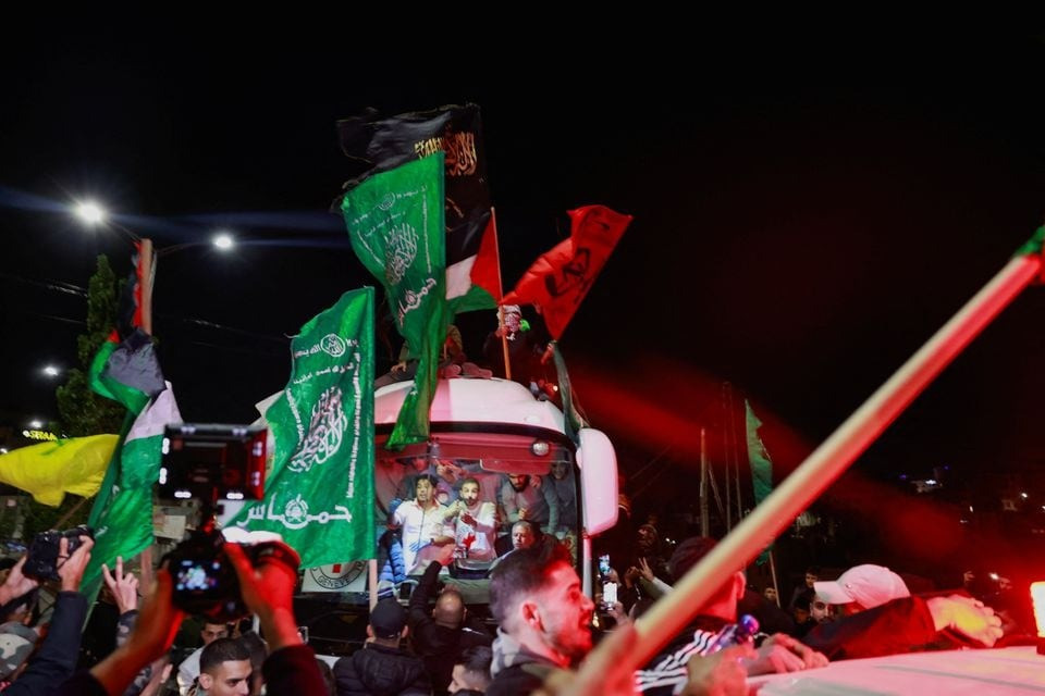 Người Palestine ăn mừng khi các tù nhân được thả. Ảnh: Reuters Người Palestine ăn mừng khi các tù nhân được thả. Ảnh: Reuters