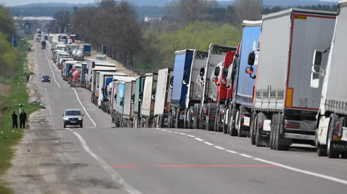 Xe tải xếp hàng dài 10 km ở biên giới Ba Lan - Ukraine ngày 18/4/2023. Ảnh: Pravda