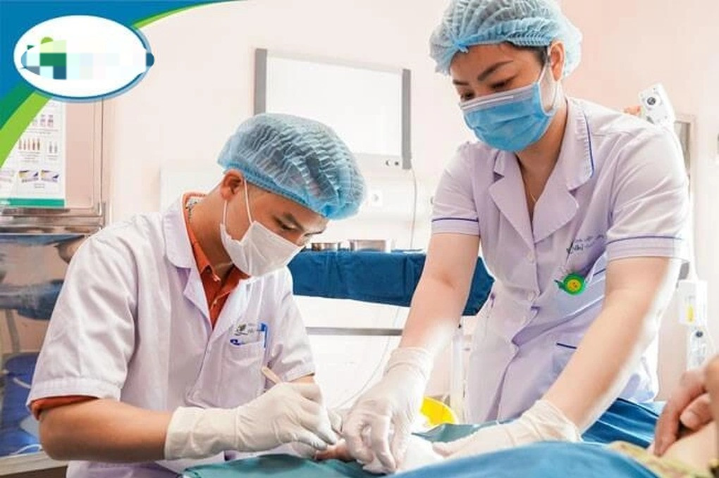 Các bác sĩ chăm sóc vết thương cho bệnh nhi (Ảnh: Bệnh viện cung cấp).