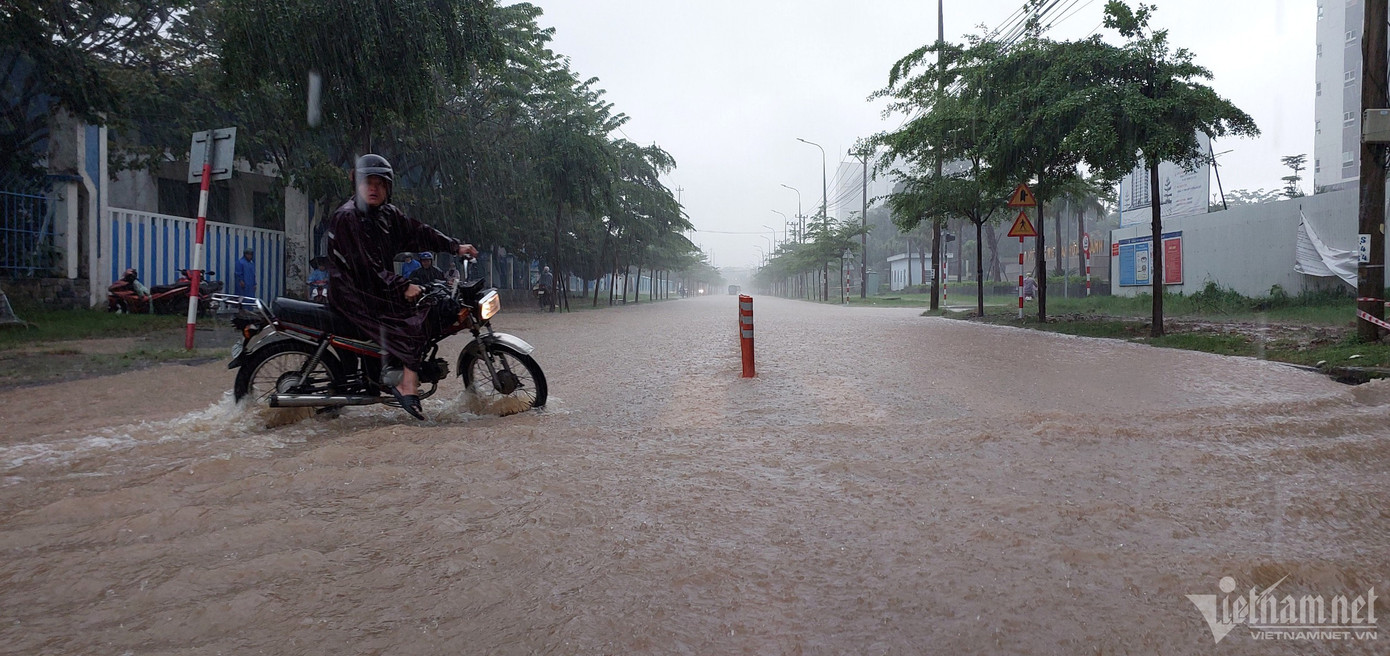 Ảnh hưởng của không khí lạnh khiến Đà Nẵng vẫn đang có mưa rất lớn. Trong ảnh, đường số 4 bị ngập, người đàn ông phải quay đầu xe để tìm hướng đi khác. Ảnh hưởng của không khí lạnh khiến Đà Nẵng vẫn đang có mưa rất lớn. Trong ảnh, đường số 4 bị ngập, người đàn ông phải quay đầu xe để tìm hướng đi khác.