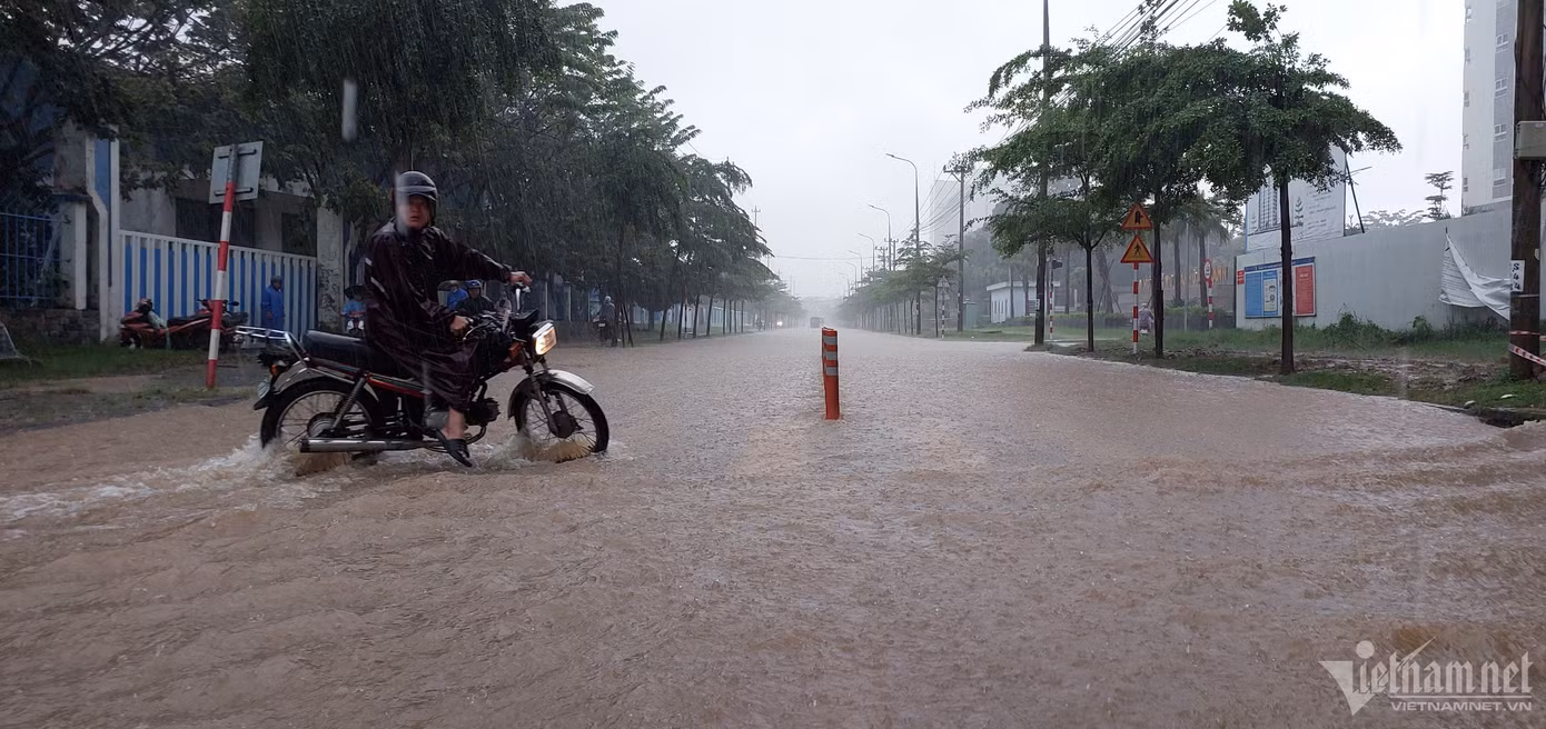 Ảnh hưởng của không khí lạnh khiến Đà Nẵng vẫn đang có mưa rất lớn. Trong ảnh, đường số 4 bị ngập, người đàn ông phải quay đầu xe để tìm hướng đi khác. Ảnh hưởng của không khí lạnh khiến Đà Nẵng vẫn đang có mưa rất lớn. Trong ảnh, đường số 4 bị ngập, người đàn ông phải quay đầu xe để tìm hướng đi khác.