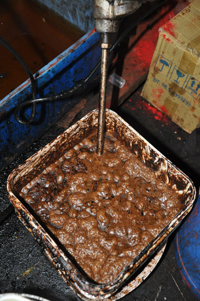  Hỗn hợp các hóa chất sau khi trộn. Ảnh: Thanh Tùng