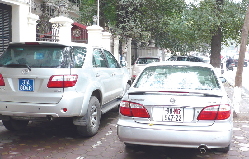 Chiều 2-3, vỉa hè phố Nguyễn Thái Học còn có cả ô tô biển xanh. Ảnh: Trọng Đảng. Chiều 2-3, ô tô đỗ trên vỉa hè phố Nguyễn Thái Học. Ảnh: Trọng Đảng