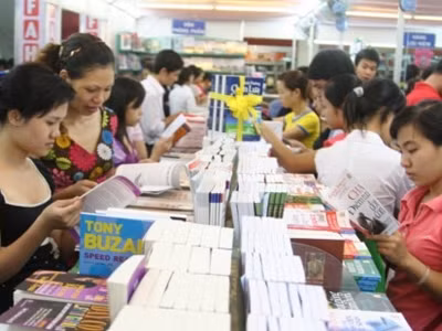 Đông đảo bạn đọc đến với Triển lãm Hội chợ sách quốc tế - Việt Nam 2010 tại Hà Nội	Ảnh: MXT
