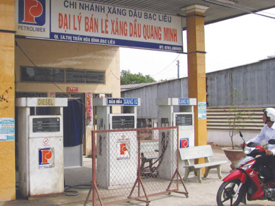 Xăng dầu nơi bán nơi không đang xáo trộn đời sống người dân. Ảnh: Tiến Hưng. Xăng dầu nơi bán nơi không đang xáo trộn đời sống người dân Ảnh: Tiến Hưng