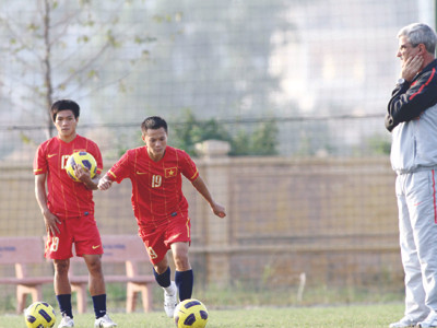 Đội tuyển Việt Nam cần phải vững vàng tâm lý trước những lời có cánh sau chiến thắng hủy diệt Myanmar. Ảnh: Khôi Ngô