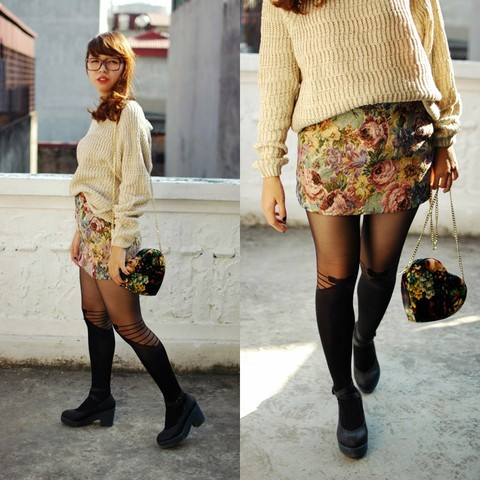 Chân váy hoa đi kèm với áo len chui đầu cùng đôi vớ da độc đáo khiến cho cô gái này trở nên thực sự thu hút