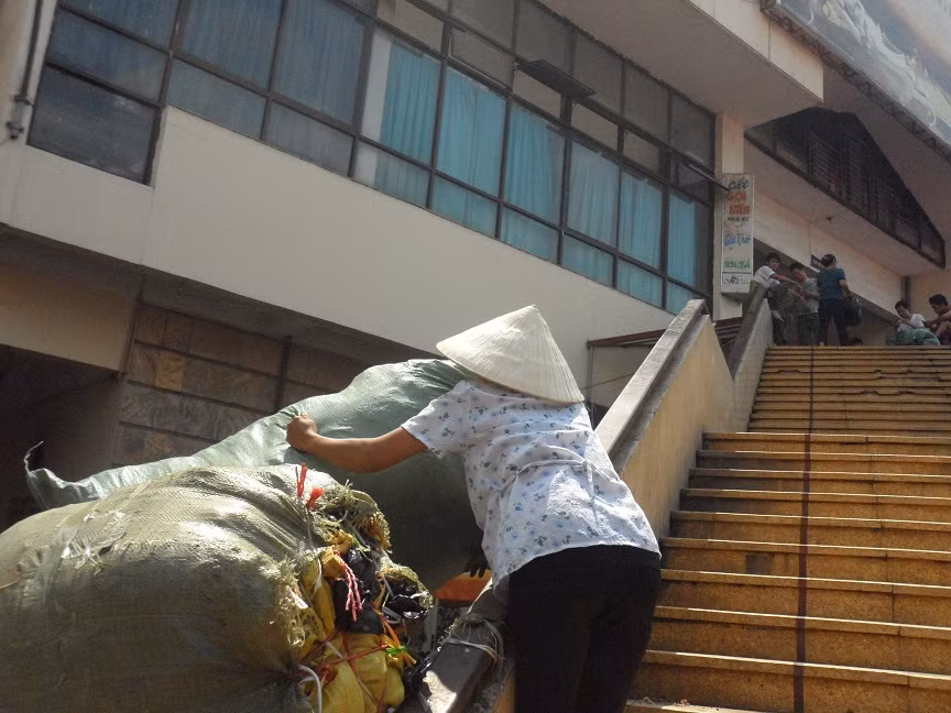 Dù gần đến tháng sinh, nhưng chị Thu vẫn đến làm nhận công việc tháo dỡ hàng đến tối mịt mới về. Rơm rớm nước mắt, chị bùi ngùi: “Càng gần đến ngày sinh, tôi càng muốn làm việc thật nhiều, cố kiếm thêm đồng nào hay đồng nấy. Cuộc sống khổ quá. Sinh con ra sợ không đủ tiền mua sữa cho con”.