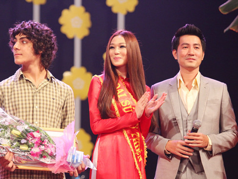 Khánh My và ca sĩ Nguyễn Phi Hùng trên sân khấu