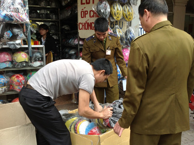 Nhiều loại mũ không phải MBH bị lực lượng chức năng thu giữ. Nhiều loại mũ không phải MBH bị lực lượng chức năng thu giữ