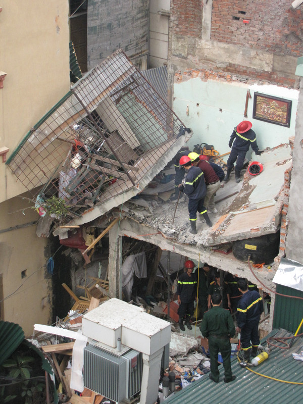 Công tác tìm kiếm hai cháu bé còn mắc kẹt được tiến hành khẩn trương.. Công tác tìm kiếm hai cháu bé còn mắc kẹt được tiến hành khẩn trương.