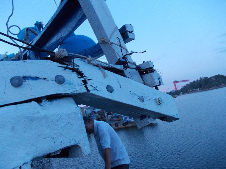 Thành tàu bị vỡ