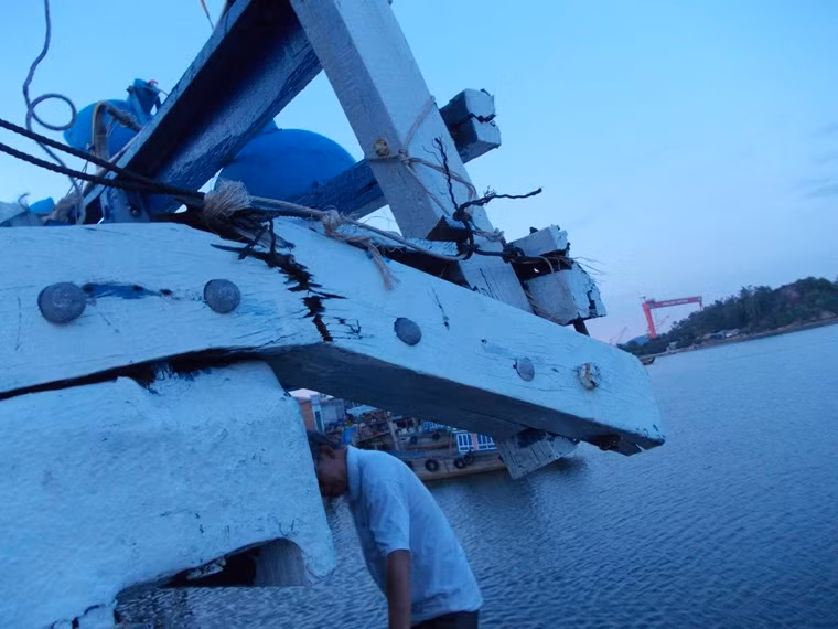 Thành tàu bị vỡ. Thành tàu bị vỡ