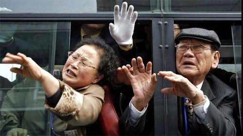 Nỗi đau của những gia đình bị ly tán trên bán đảo Triều Tiên. Ảnh: AP