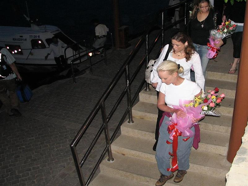 Bà Cindy McCain và những người cùng đi tại khu đón tiếp của Vinpearl Land. Ảnh : Đình Quân Bà Bà Cindy McCain xuống bến ca-nô để sang đảo Hòn Tre. Ảnh : Đình Quân Các nhân viên đi theo bà Cindy cho biết, chưa thể phỏng vấn bà trong tối nay, đồng thời cũng từ chối khéo những pha ghi hình cận cảnh của phóng viên. Ảnh : Đình Quân Bà Cindy cùng các nhân viên tháp tùng. Ảnh : Đình Quân.