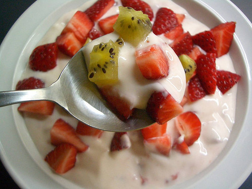 Sữa chua là một trong những thực phẩm giúp trẻ tăng chiều cao, tiêu hóa tốt. Ảnh: minh họa - Internet Sữa chua là một trong những thực phẩm giúp trẻ tăng chiều cao, tiêu hóa tốt