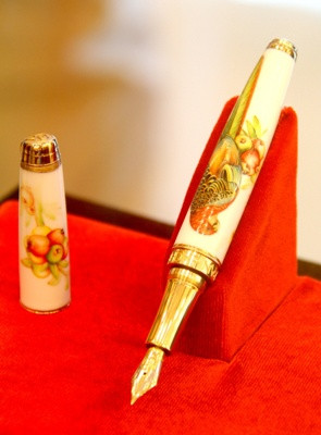 Với giá hàng nghìn USD, chiếc bút sứ của Minh Long I không đơn thuần là một tác phẩm nghệ thuật, mà còn là chứng nhân của những cuộc gặp gỡ và hợp đồng quan trọng