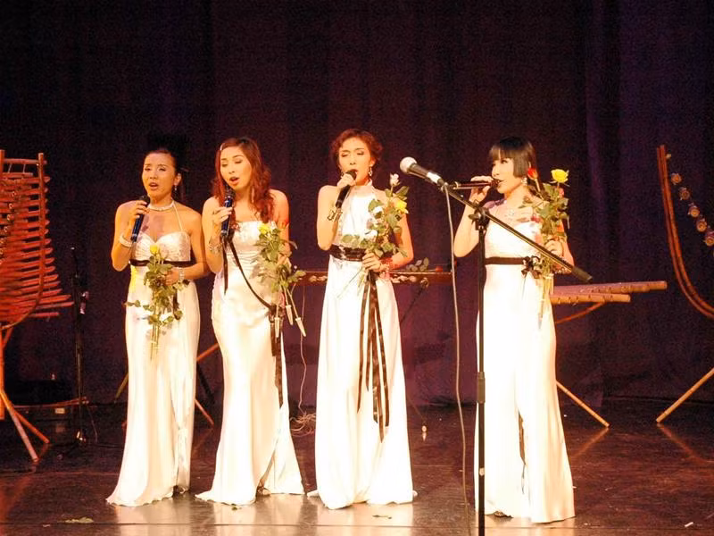 Nhóm nhạc 5 Dòng kẻ Nhạc sỹ Trương Quý Hải với bài hát của mình Độc tấu đàn bầu của nghệ sỹ Vân Mai Độc tấu sáo của nghệ sỹ Xuân Chung Điệu múa dân tộc Việt Nam