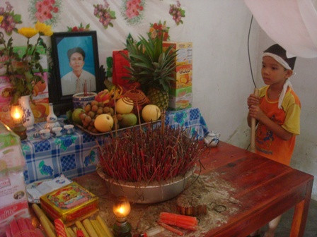 Con trai anh Lạng bên bàn thờ bố