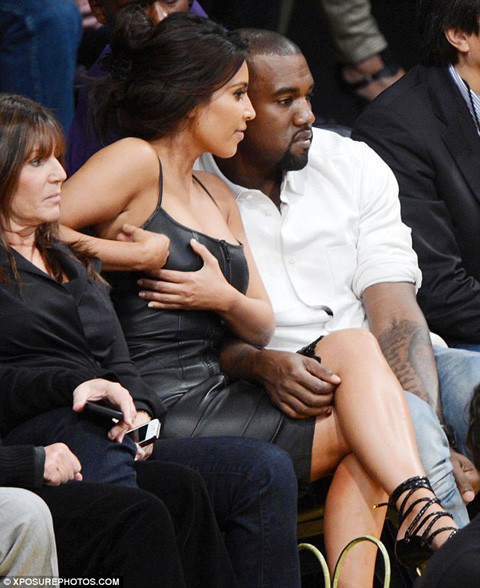 Tuy nhiên, chỉ được một lúc thì cô Kim tỏ ra không thoải mái vì bộ váy xộc xệch không chịu ở đúng chỗ. Tuy nhiên, chỉ được một lúc thì cô Kim tỏ ra không thoải mái vì bộ váy xộc xệch không chịu ở đúng chỗ