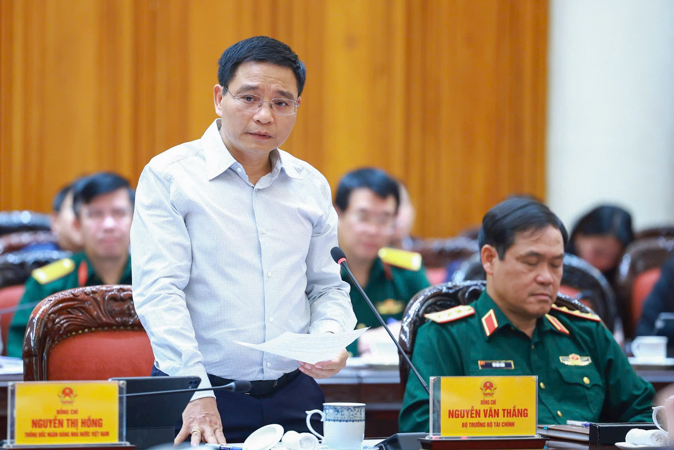 Các thành viên Chính phủ phát biểu tại phiên họp. Ảnh: Nhật Bắc.