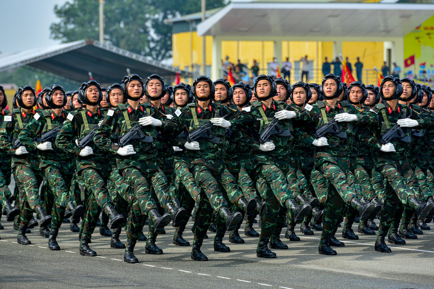 Hình ảnh tổng hợp luyện diễu binh, diễu hành cho Lễ kỷ niệm 50 năm Ngày Giải phóng miền Nam. (Ảnh: CP) Hình ảnh tổng hợp luyện diễu binh, diễu hành cho Lễ kỷ niệm 50 năm Ngày Giải phóng miền Nam. (Ảnh: CP)