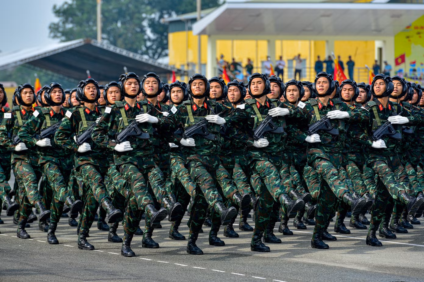 Hình ảnh tổng hợp luyện diễu binh, diễu hành cho Lễ kỷ niệm 50 năm Ngày Giải phóng miền Nam. (Ảnh: CP)