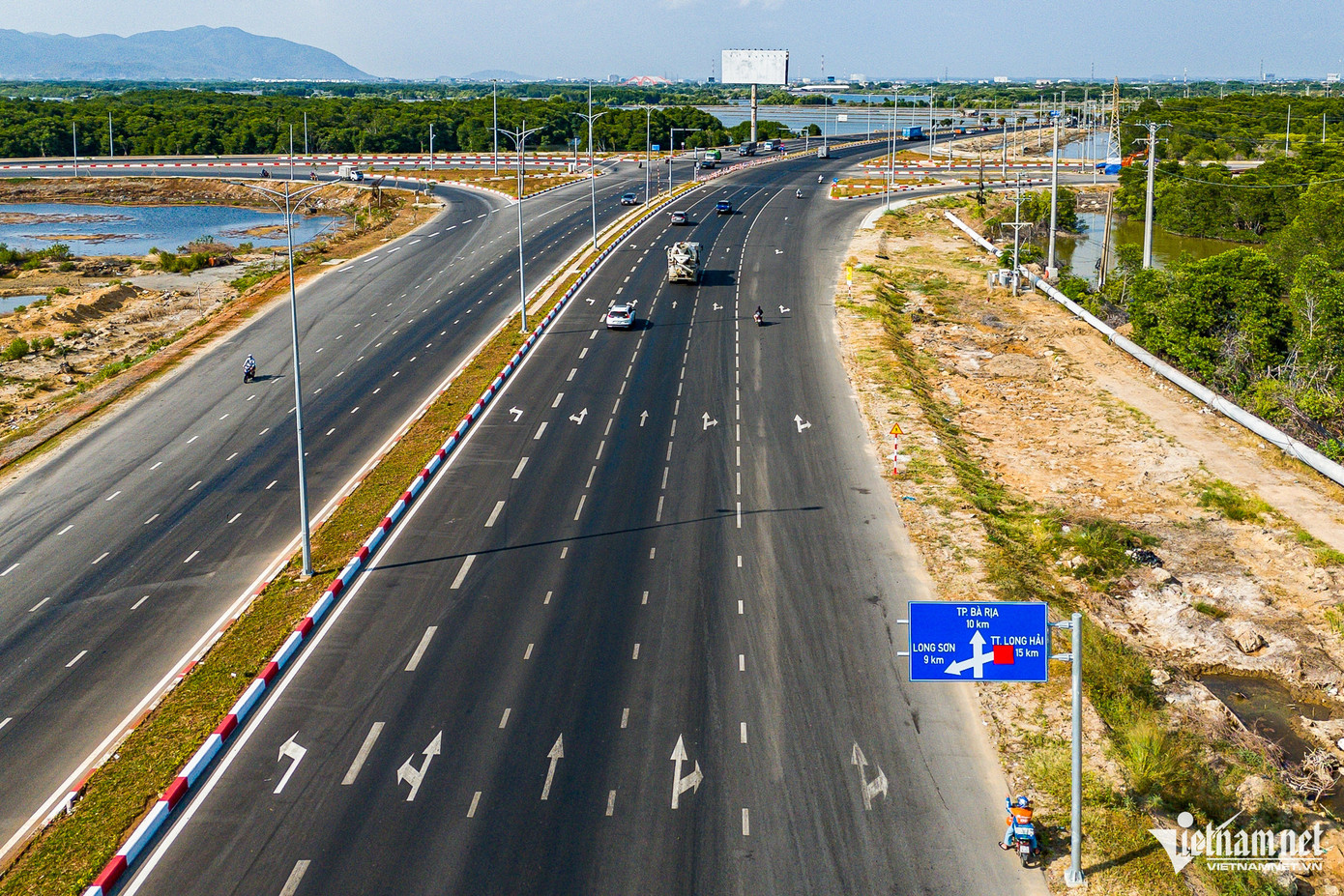 Tuyến đường được nâng cấp lên 6-8 làn xe, với vận tốc thiết kế 80km/h Tuyến đường được nâng cấp lên 6-8 làn xe, với vận tốc thiết kế 80km/h