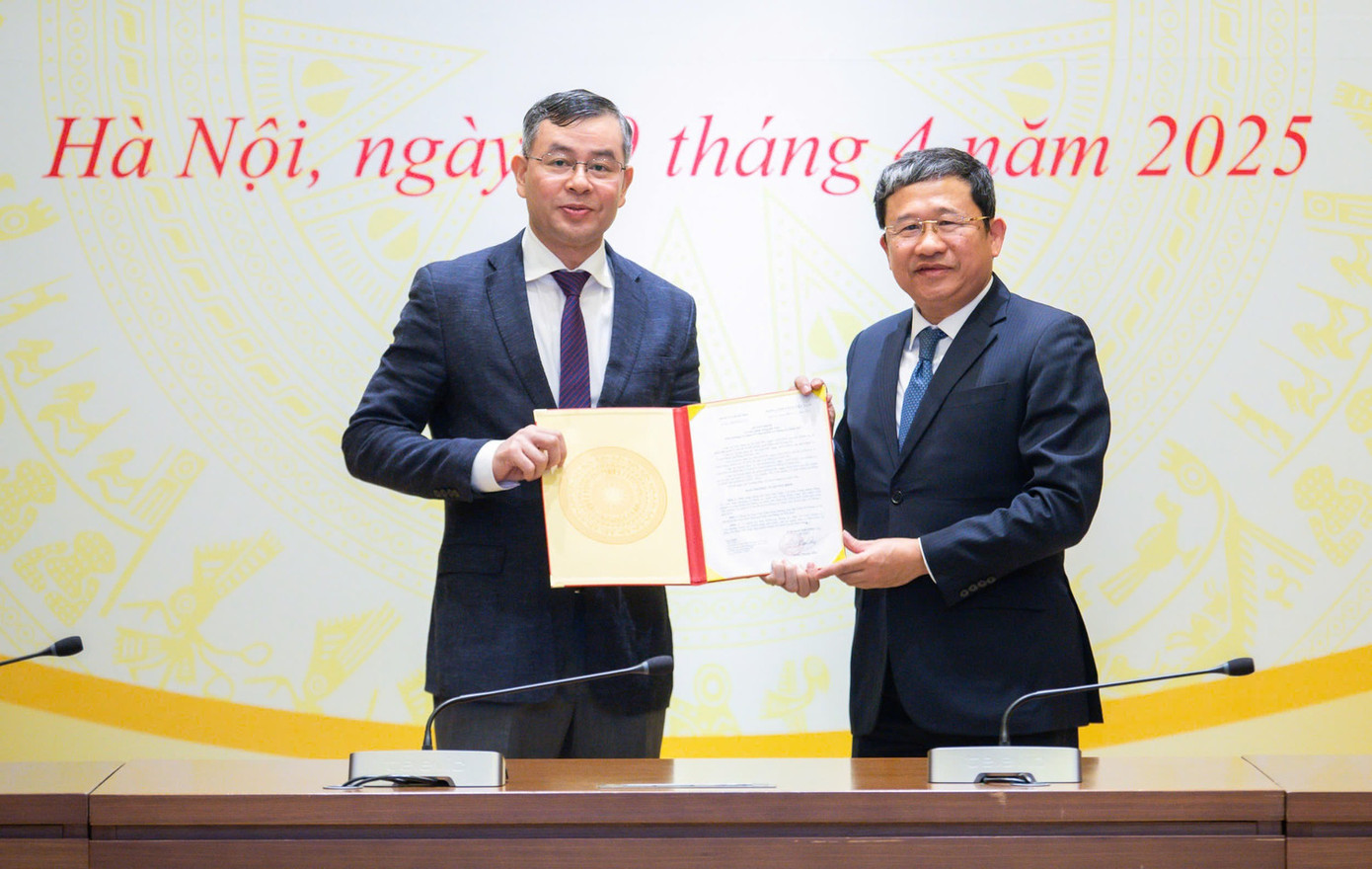 Ông Vũ Hải Hà trao Quyết định của Bộ Chính trị chỉ định Chủ nhiệm Ủy ban Kiểm tra Đảng ủy Quốc hội đối với ông Ngô Văn Tuấn. (Ảnh: Báo ĐBND)