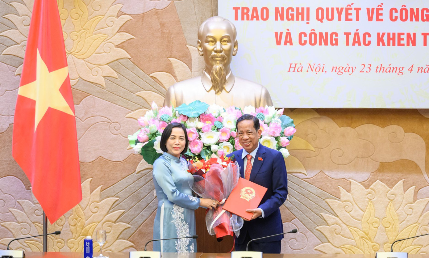Phó Chủ tịch Quốc hội Nguyễn Thị Thanh trao quyết định nghỉ hưu hưởng chế độ, chính sách đối với ông Đặng Thuần Phong. Ảnh: QH Phó Chủ tịch Quốc hội Nguyễn Thị Thanh trao quyết định nghỉ hưu hưởng chế độ, chính sách đối với ông Đặng Thuần Phong. Ảnh: QH