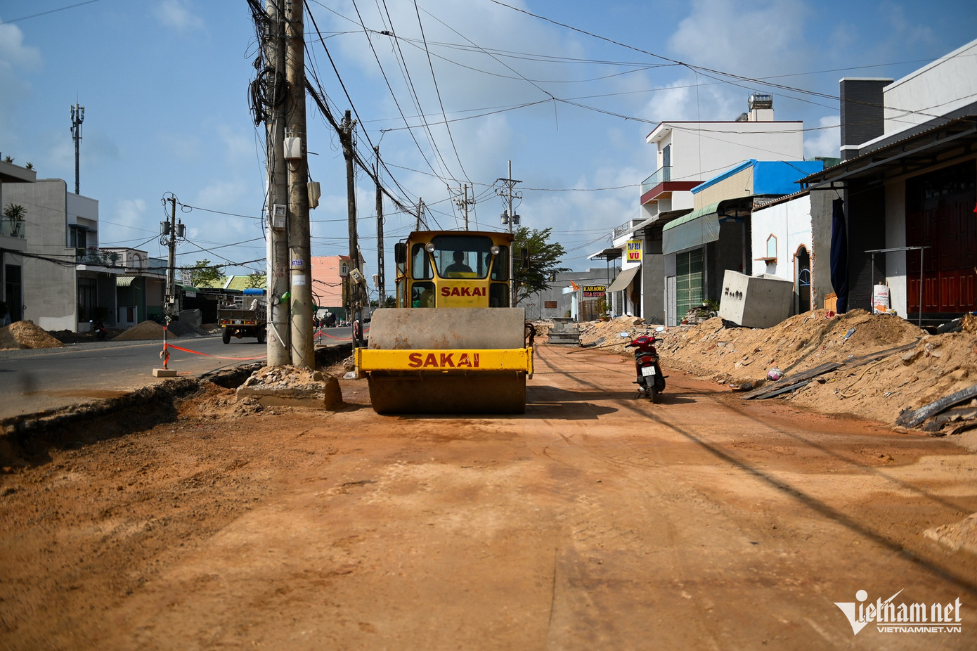 Nhiều công nhân, máy móc thi công ngày đêm trên tuyến đường này. Nhiều công nhân, máy móc thi công ngày đêm trên tuyến đường này.