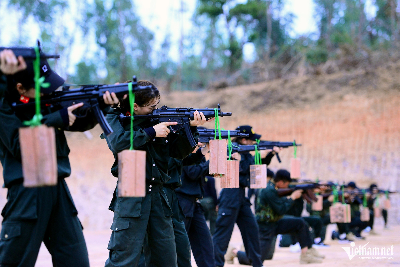 Với biện pháp treo viên gạch có trọng lượng tương đương nhau trên đầu súng, các chiến sĩ phải giữ nguyên tư thế trong ít nhất 1 phút. Bài tập này nhằm rèn sự ổn định và kiểm soát lực tay, yếu tố then chốt để bắn chính xác.