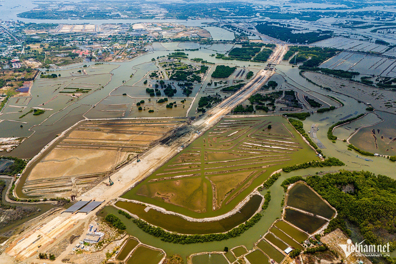 Nhiều đoạn đất nền yếu được san lấp, xử lý Nhiều đoạn đất nền yếu được san lấp, xử lý