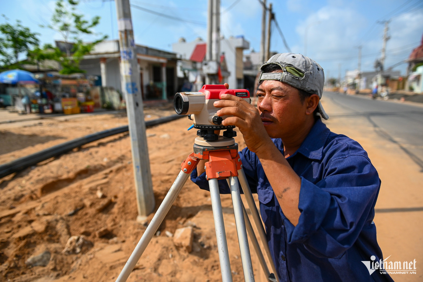 Nhiều công nhân, máy móc thi công ngày đêm trên tuyến đường này. Nhiều công nhân, máy móc thi công ngày đêm trên tuyến đường này.
