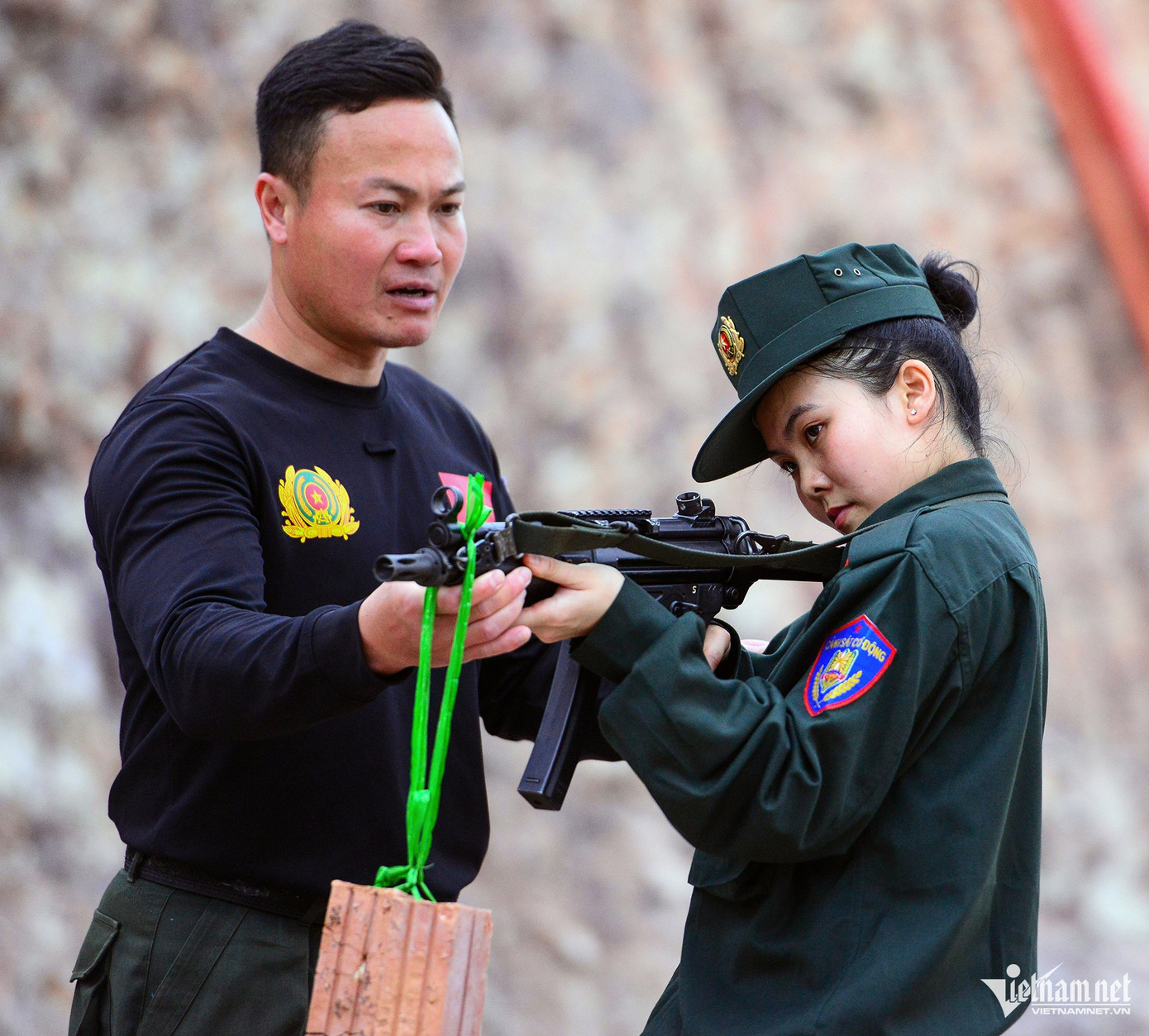 Để tham gia Hội thi điều lệnh, quân sự, võ thuật CAND lần thứ VI - giai đoạn 2 năm 2025, những ngày này, các chiến sĩ nam và nữ CSCĐ đang nỗ lực rèn luyện nhiều môn thực chiến, trong đó có bắn súng.