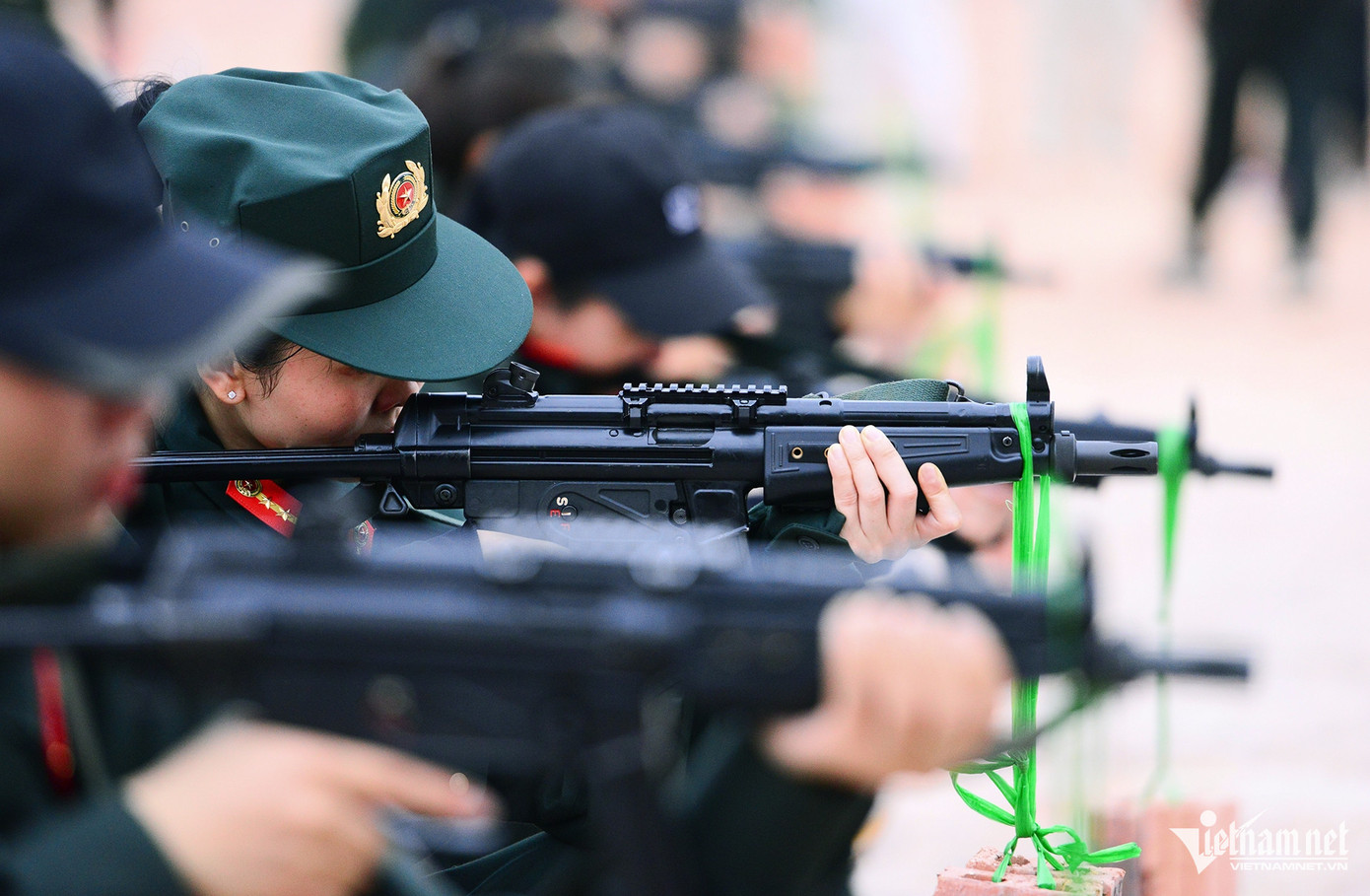 Kiên trì giữ súng trong tư thế không đổi, Trung sĩ Ngô Thị Dung cho biết, ban đầu chỉ giữ được vài giây, nhưng sau một thời gian tập luyện, nữ CSCĐ có thể thực hiện bài treo gạch lên súng được 1 phút.