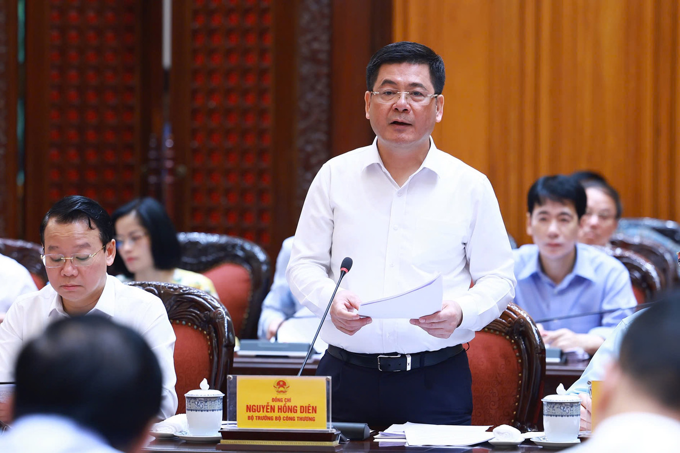 Bộ trưởng Bộ Công Thương Nguyễn Hồng Diên báo cáo tại cuộc họp. Ảnh: VGP Bộ trưởng Bộ Công Thương Nguyễn Hồng Diên báo cáo tại cuộc họp. Ảnh: VGP