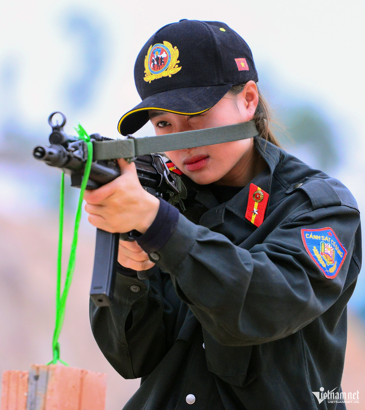 Trung tá Hoàng Quang Trung, cán bộ huấn luyện thuộc Bộ Tư lệnh CSCĐ (Bộ Công an) cho biết, phương pháp rèn luyện này giúp chiến sĩ, dù nam hay nữ, tăng bản lĩnh, giữ được sự tập trung, sẵn sàng ứng phó trong mọi hoàn cảnh. "Bài tập treo gạch lên súng tuy đơn sơ nhưng mang lại hiệu quả rõ rệt trong các kỳ thi bắn đạn thật của đơn vị”, trung tá nói.