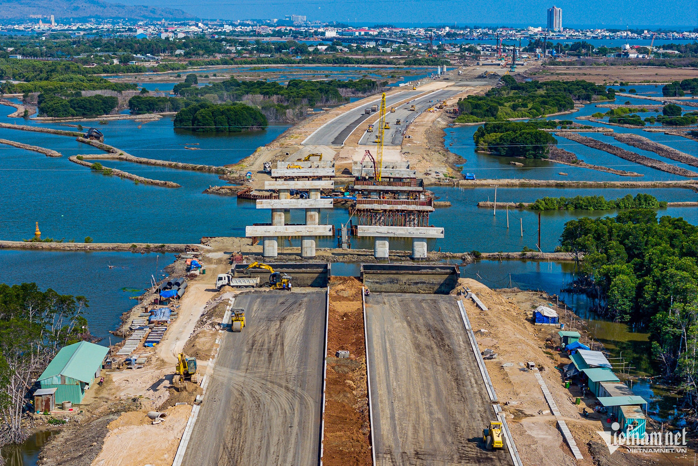 Lực lượng công nhân và máy móc đang nỗ lực làm việc không ngừng trên công trường cầu Cây Khế 2, Cây Khế 7. Lực lượng công nhân và máy móc đang nỗ lực làm việc không ngừng trên công trường cầu Cây Khế 2, Cây Khế 7.